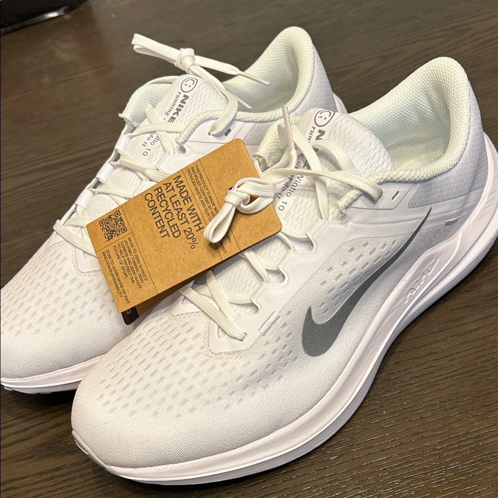 Nike Air Winflo 10 White and Silver Athletic Sneakers